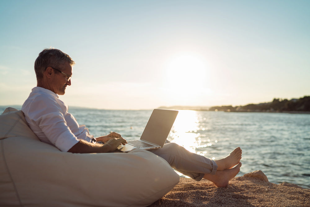 Working While Travelling: 8 Tips for Balancing Work and Travel