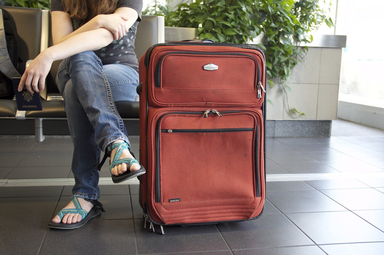 how to pack light when travelling